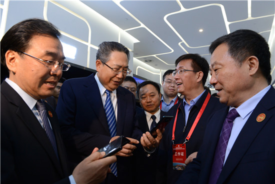 图为省领导参观创新馆安徽移动展区 图为省领导参观创新馆安徽移动展区